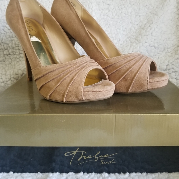 Thalia Sodi Heels - Picture 6 of 7